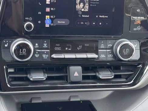 Used 2023 Toyota Highlander XLE FWD image 5