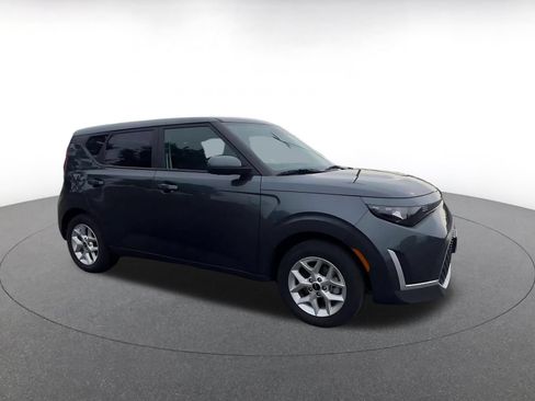 Used 2025 Kia Soul LX w/ LX Technology Package FWD image 2