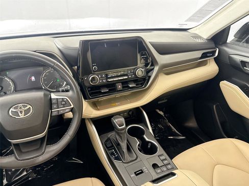 Used 2023 Toyota Highlander XLE image 35