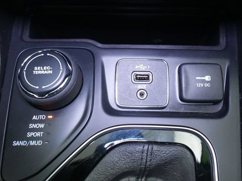 Used 2021 Jeep Cherokee Latitude Plus AWD/4WD image 31