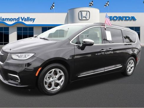 Used 2023 Chrysler Pacifica Limited image 3
