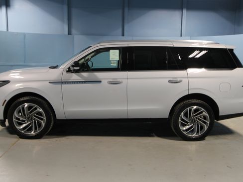 New 2026 Lincoln Navigator Reserve AWD/4WD image 27