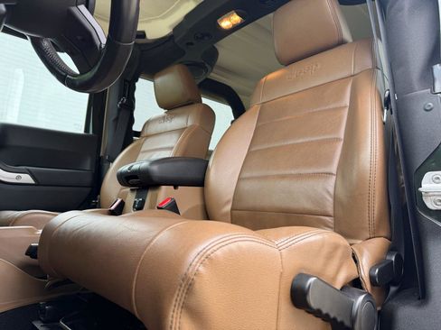 Used 2011 Jeep Wrangler Sahara AWD/4WD image 10