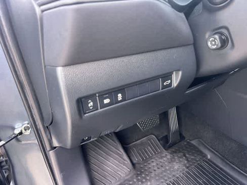 Used 2024 Toyota Venza LE AWD/4WD image 29