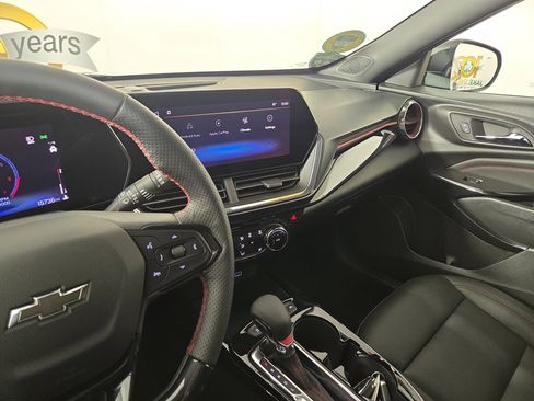 Certified 2025 Chevrolet Trax RS image 23