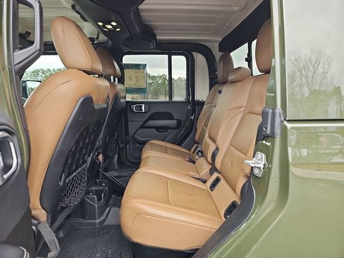 Used 2022 Jeep Gladiator Rubicon w/ Cold Weather Group image 17