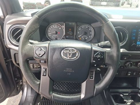 Used 2018 Toyota Tacoma TRD Off-Road AWD/4WD image 18