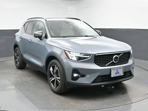 Used 2023 Volvo XC40 B5 Plus w/ Protection Package Premier AWD/4WD image 8
