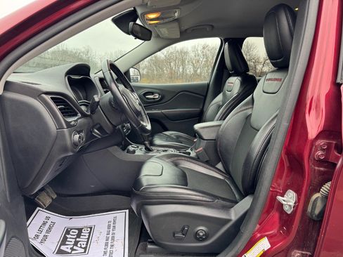 Used 2019 Jeep Cherokee Trailhawk image 15