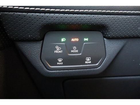 Used 2025 Volkswagen Atlas Cross Sport SE image 33