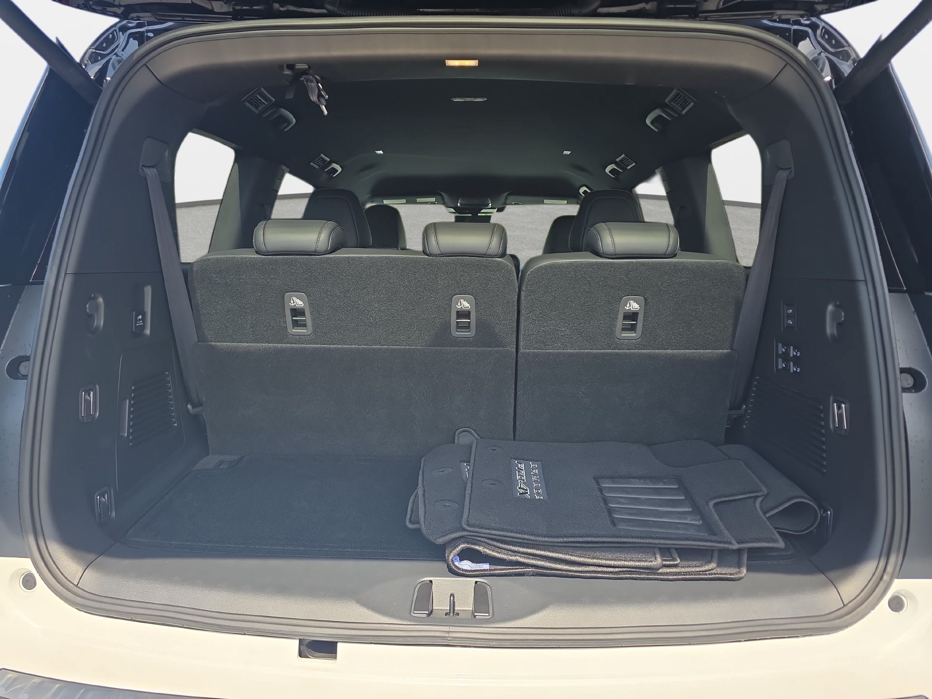 Used 2025 Nissan Armada PRO-4X AWD/4WD image 12
