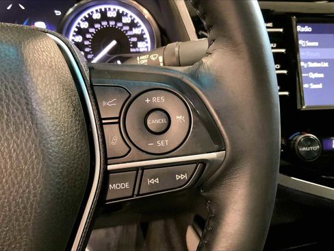 Used 2018 Toyota Camry XLE image 24