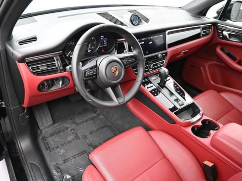 Certified 2025 Porsche Macan AWD/4WD image 4