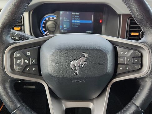 Used 2022 Ford Bronco Badlands image 11