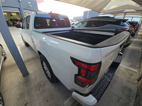 Used 2024 Nissan Frontier SV RWD image 3