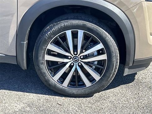 Used 2024 Nissan Pathfinder Platinum image 9