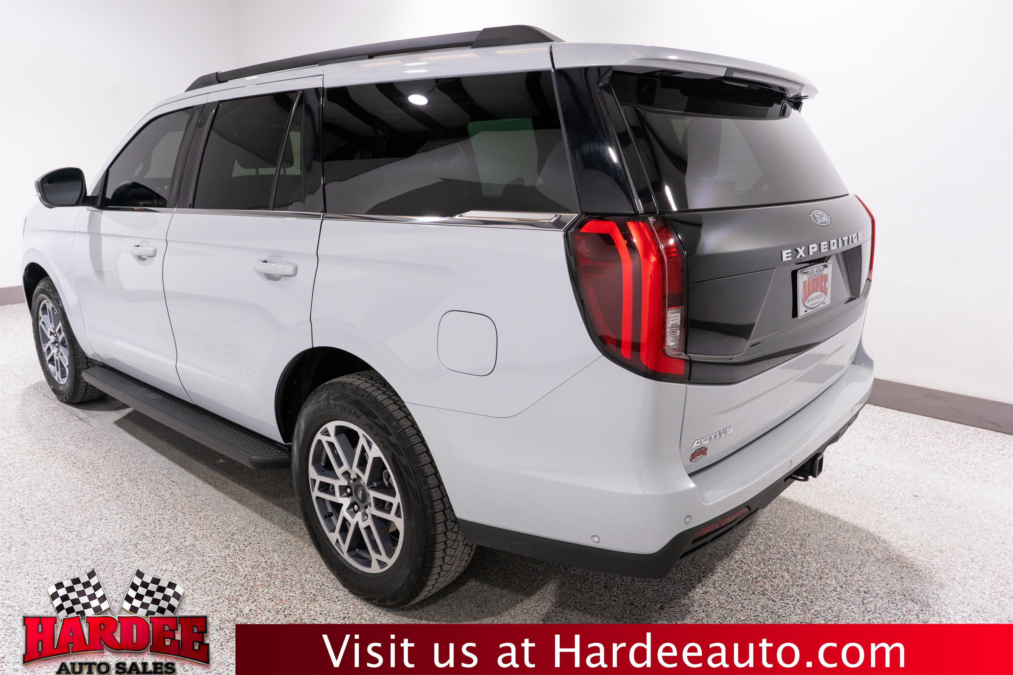 Used 2025 Ford Expedition Active AWD/4WD image 3