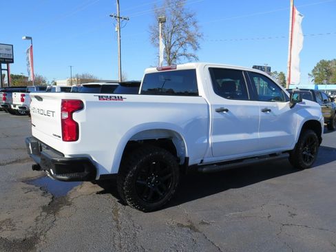 Used 2024 Chevrolet Colorado Trail Boss w/ Technology Package image 3