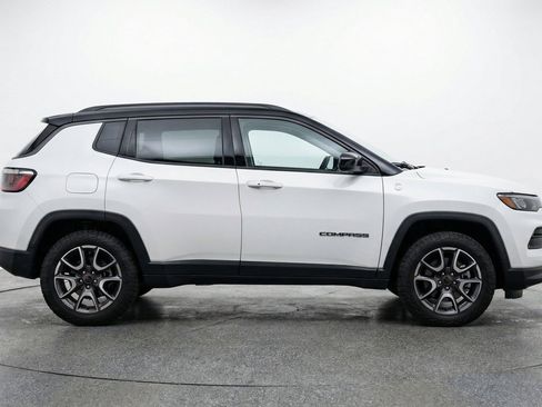 Used 2025 Jeep Compass Trailhawk AWD/4WD image 11