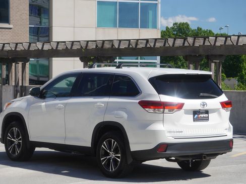 Used 2019 Toyota Highlander LE AWD/4WD image 4
