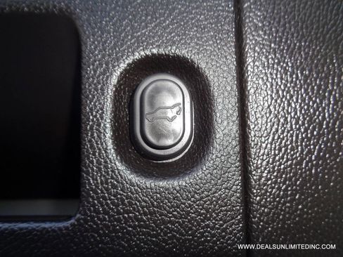 Used 2018 Cadillac Escalade Premium Luxury image 31