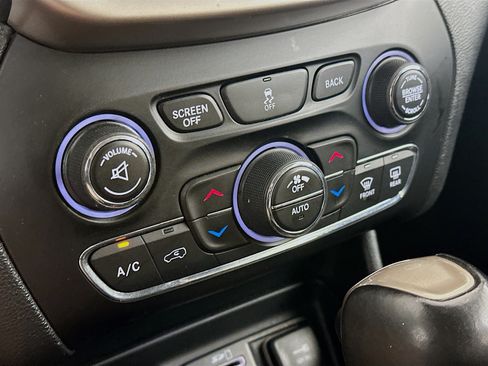 Used 2016 Jeep Cherokee Limited FWD image 23