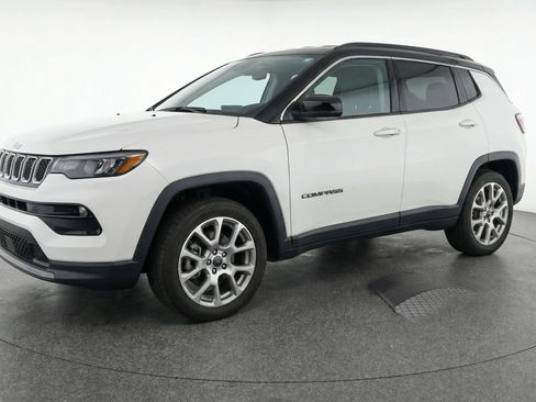 Used 2025 Jeep Compass Limited AWD/4WD image 3