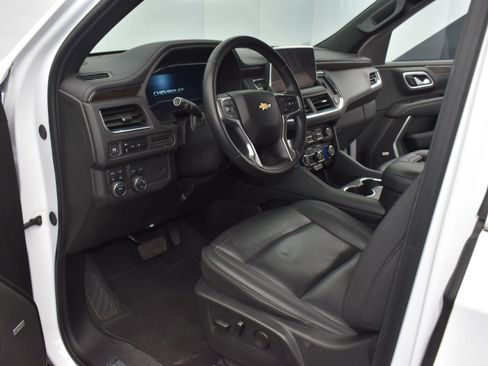 Used 2024 Chevrolet Suburban LT image 12