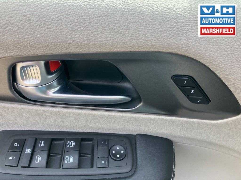 Used 2024 Chrysler Pacifica Touring-L FWD image 17