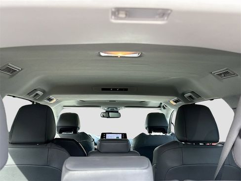 Used 2022 Toyota Sienna XLE image 28