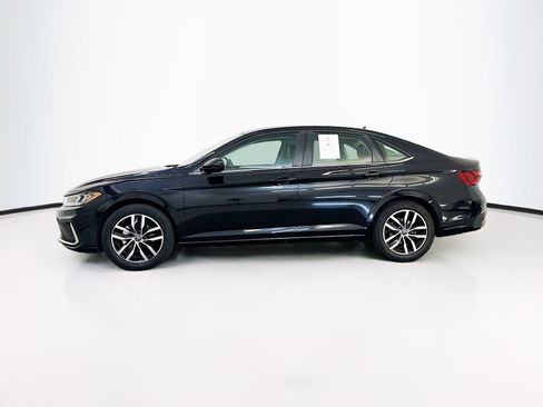 Used 2025 Volkswagen Jetta SE FWD image 4