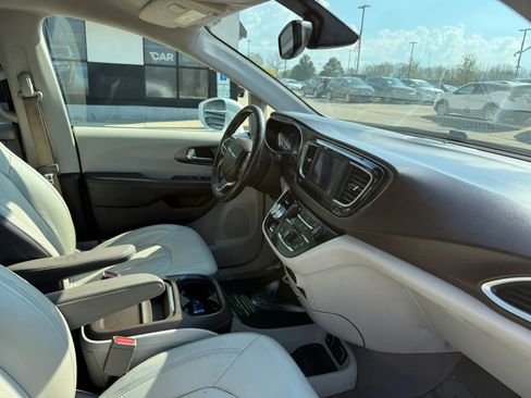 Used 2019 Chrysler Pacifica Touring-L FWD image 28
