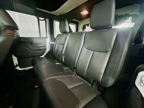 Used 2017 Jeep Wrangler Unlimited Sahara image 24