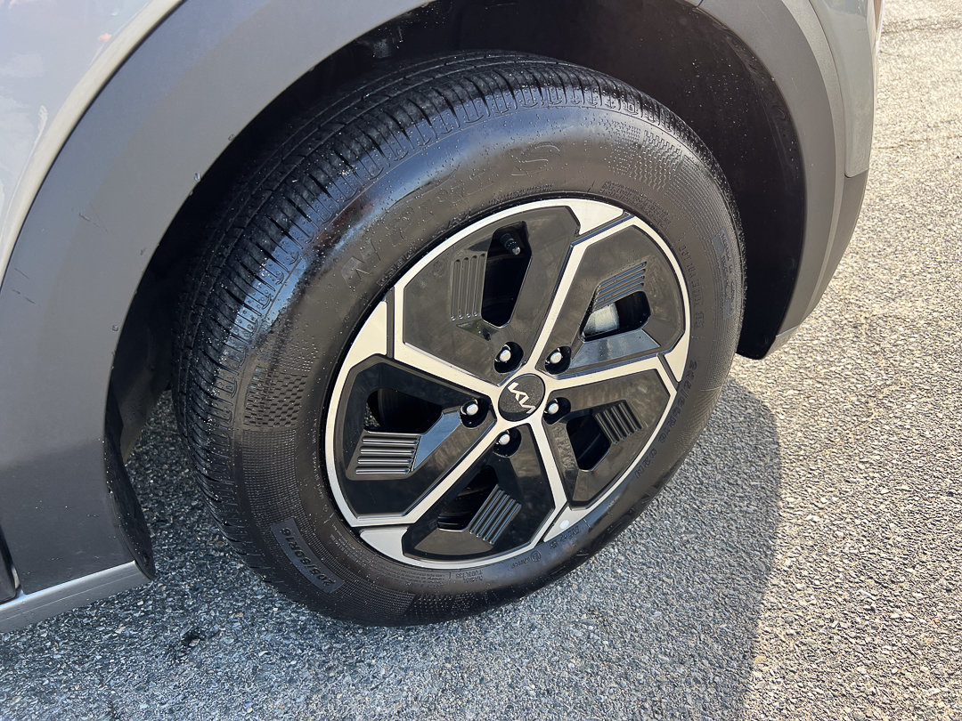 Used 2025 Kia Niro EX FWD image 10