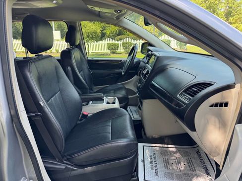 Used 2013 Chrysler Town & Country Touring image 19