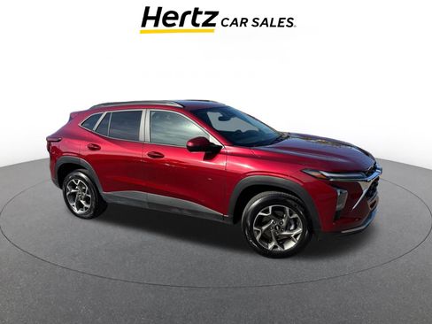 Used 2025 Chevrolet Trax LT image 1