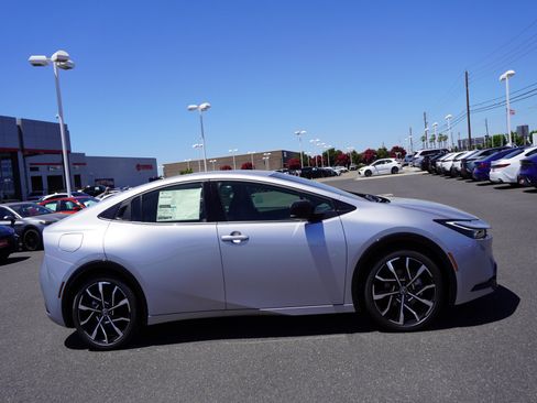 New 2026 Toyota Prius Plug-In Hybrid FWD image 4