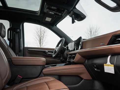 New 2026 Chevrolet Suburban High Country image 12