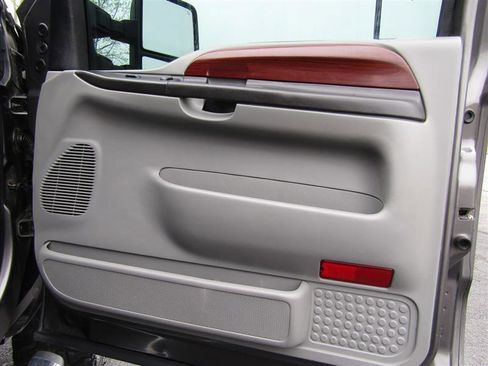 Used 2005 Ford F250 Lariat image 28