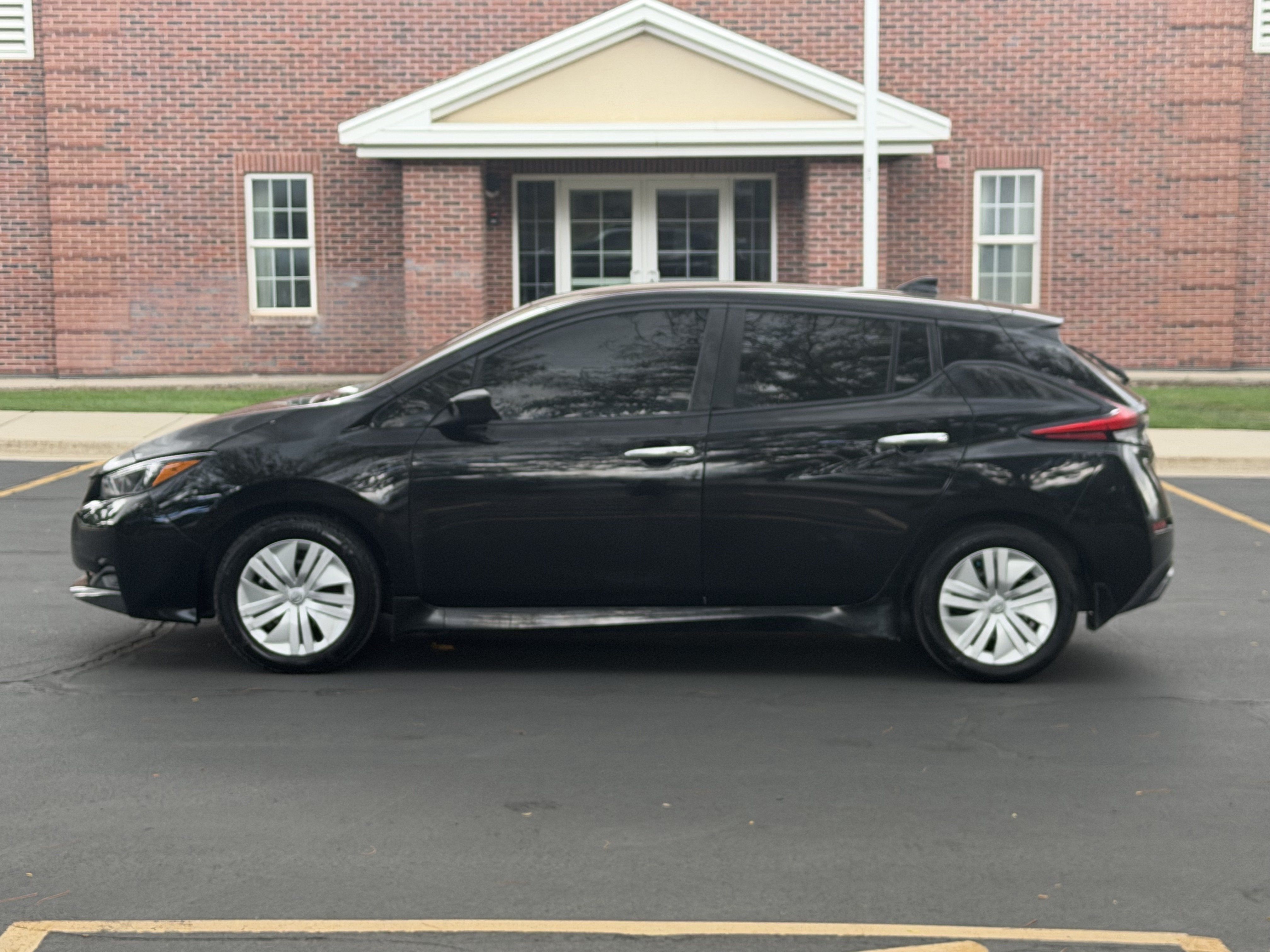 Used 2025 Nissan Leaf S FWD image 3