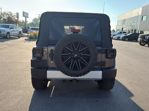 Used 2014 Jeep Wrangler Unlimited Sahara w/ Connectivity Group AWD/4WD image 4