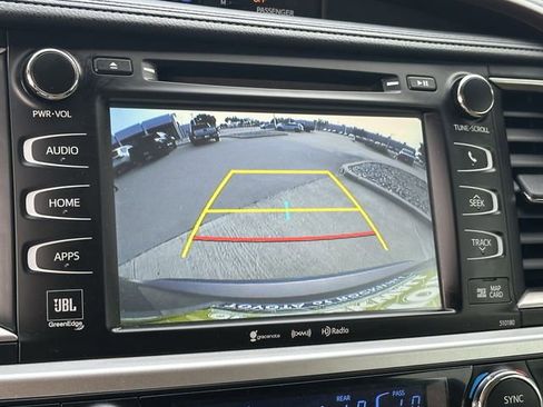 Used 2017 Toyota Highlander Limited FWD image 18