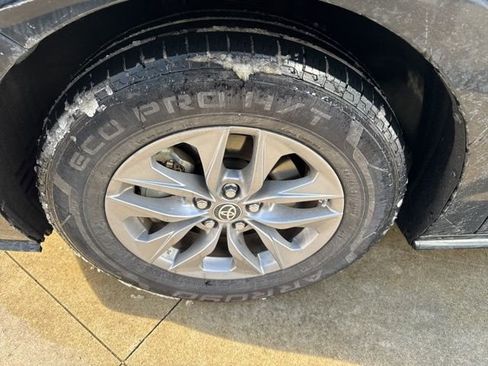 Used 2024 Toyota Sienna XLE image 10