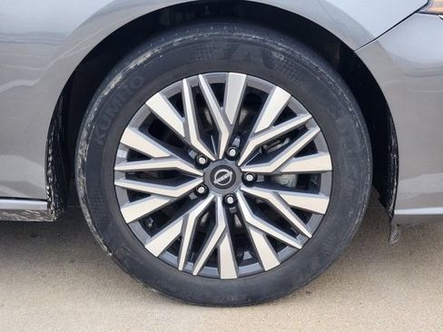 Used 2024 Nissan Altima 2.5 SV w/ SV Premium Package FWD image 10