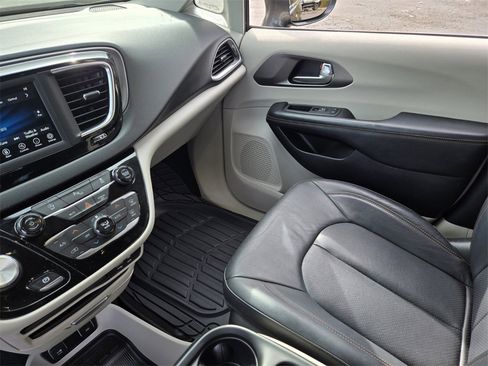 Used 2020 Chrysler Pacifica Touring-L image 30
