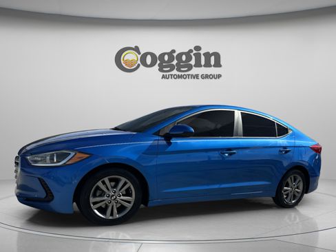 Used 2017 Hyundai Elantra SE image 2