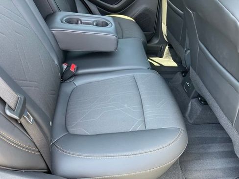 Used 2022 Chevrolet Trax LT w/ Midnight Edition AWD/4WD image 11