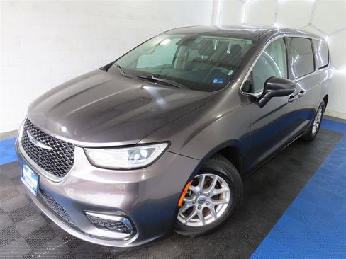Used 2023 Chrysler Pacifica Touring-L FWD image 4