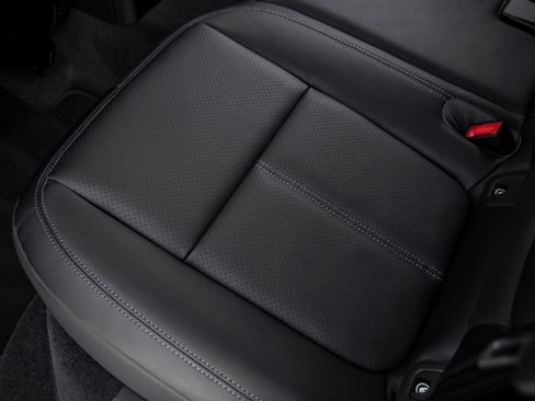 Certified 2026 Porsche Macan AWD/4WD image 33