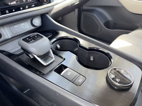 Used 2025 Nissan Rogue SV AWD/4WD image 18